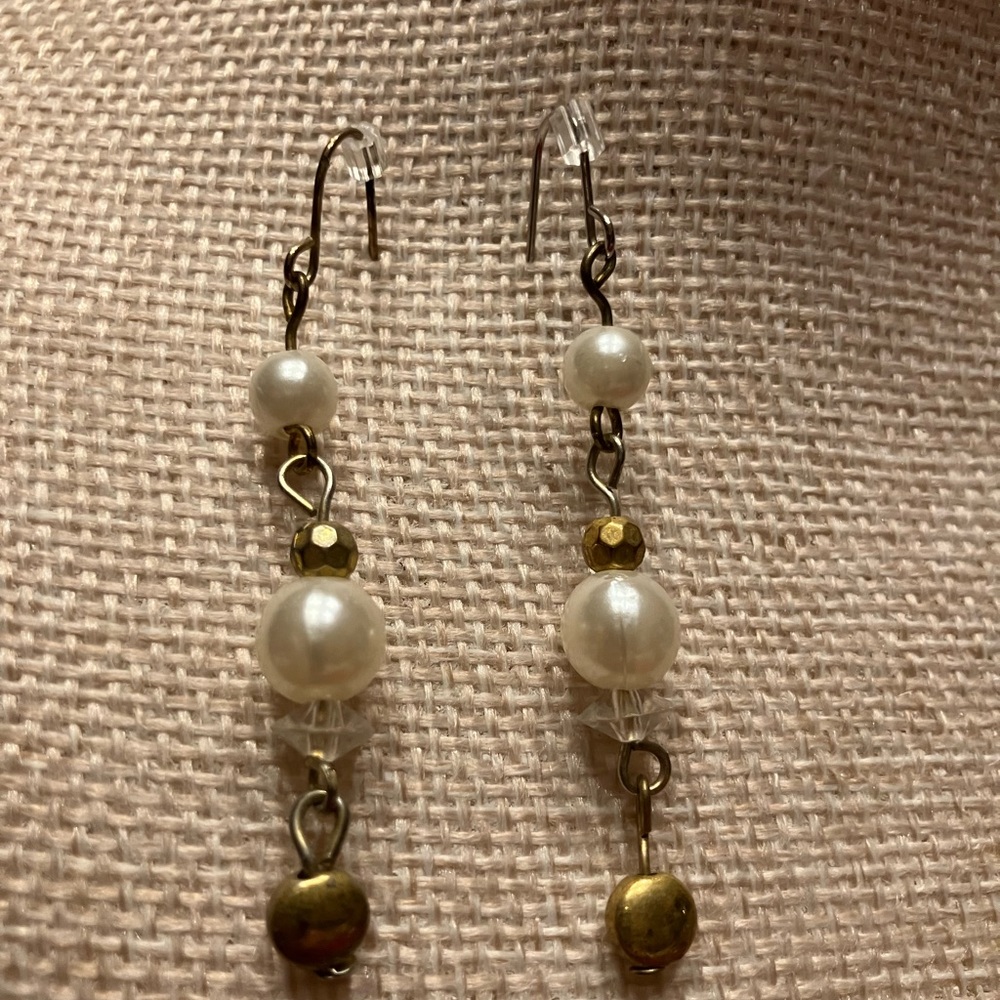 Five pairs of pierced earrings in a variety of styles - Picture 3 of 12